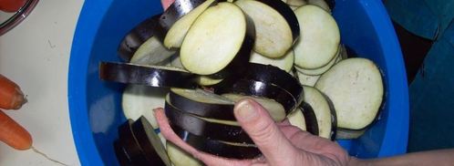 горячая закуска — соте из баклажанов с помидорами и перцем. Шаг 2