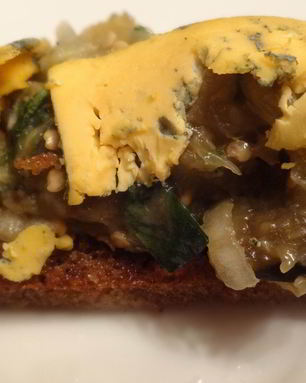 Средиземноморская баклажанная икра с сыром на тостах из черного хлеба