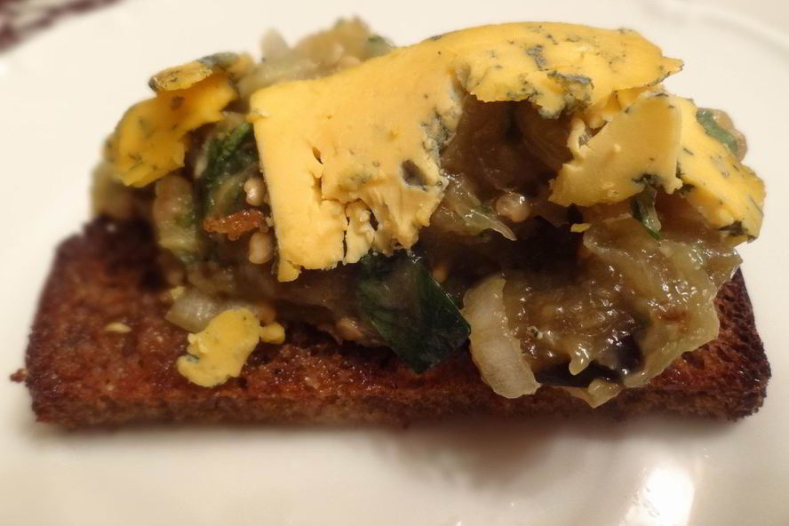 Рецепт средиземноморская баклажанная икра с сыром на тостах из черного хлеба