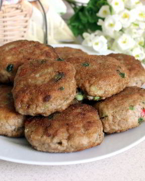 Мясные биточки с баклажанами, паприкой и зеленым луком