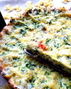 Фриттата с макаронами и шпинатом