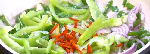 фриттата со сладким перцем, зеленым горошком и фетой. Шаг 7