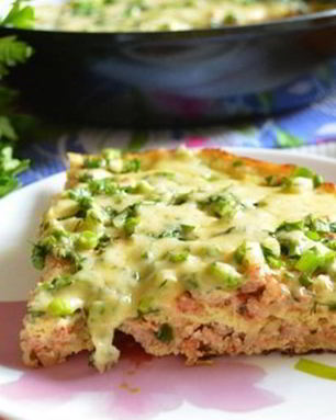 Омлет с фаршем на сковороде