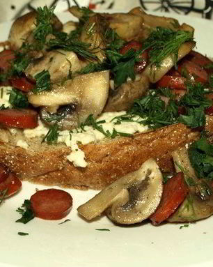 Омлет с грибами и охотничьими колбасками