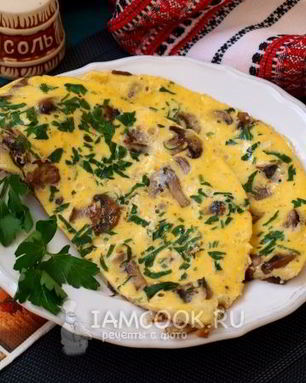 Омлет с грибами на сковороде