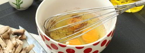 омлет с грибами на сковороде. Шаг 4