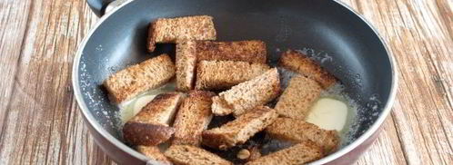 омлет с хлебом на сковороде. Шаг 4