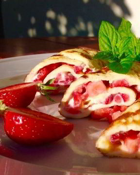 Омлет с клубникой