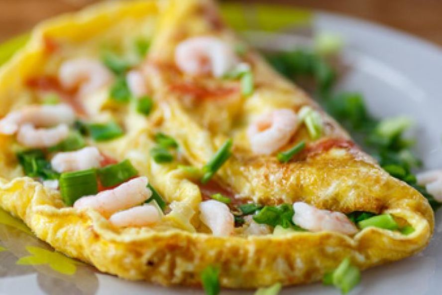 Рецепт омлет с креветками и зеленым луком