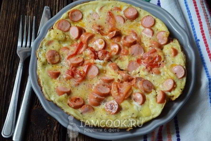 Рецепт омлета с сосисками и помидорами