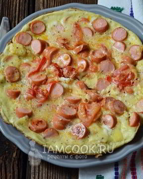 Омлет с сосисками и помидорами
