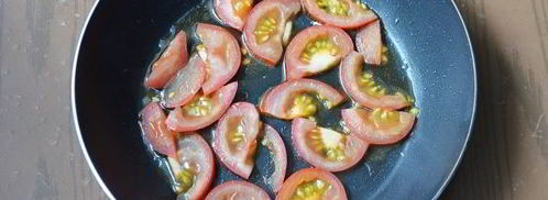 омлет с сосисками и помидорами. Шаг 5