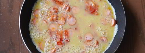 омлет с сосисками и помидорами. Шаг 8