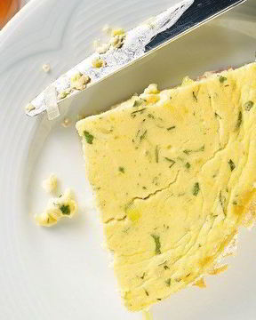 Омлет со сметаной на сковороде