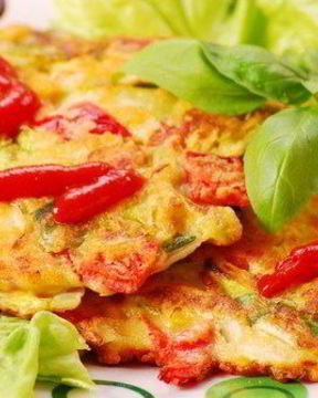 Пикантный омлет с перцем, сыром грюйер и луковым соусом