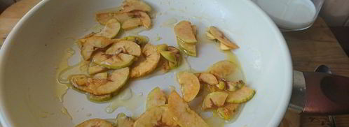 сладкий омлет с яблоком. Шаг 5