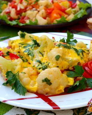 Сырный омлет с цветной капустой, колбасой и перцем