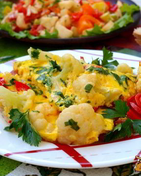 Сырный омлет с цветной капустой, колбасой и перцем