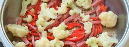 сырный омлет с цветной капустой, колбасой и перцем. Шаг 4