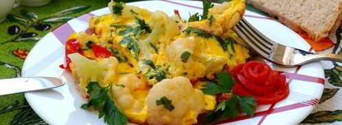 сырный омлет с цветной капустой, колбасой и перцем. Шаг 6