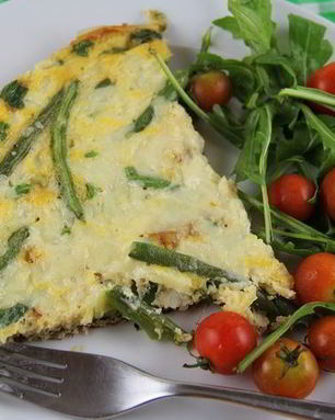 Зеленый омлет со стручковой фасолью, руколой и зеленым луком