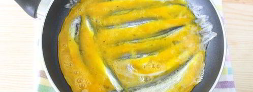 жареная мойва в омлете. Шаг 7