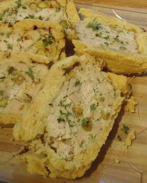 Куриный паштет с фисташками, запеченный в тесте