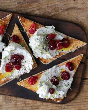 Паштет из муксуна горячего копчения с клюквой на хлебцах