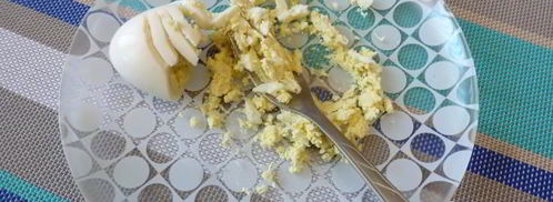 паштет из вареных яиц и соленых груздей. Шаг 2