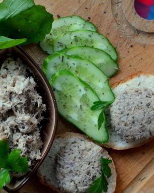 Паштет из запеченного хека с грецкими орехами