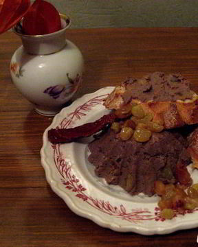 Паштет с вялеными томатами и изюмом по-чешски