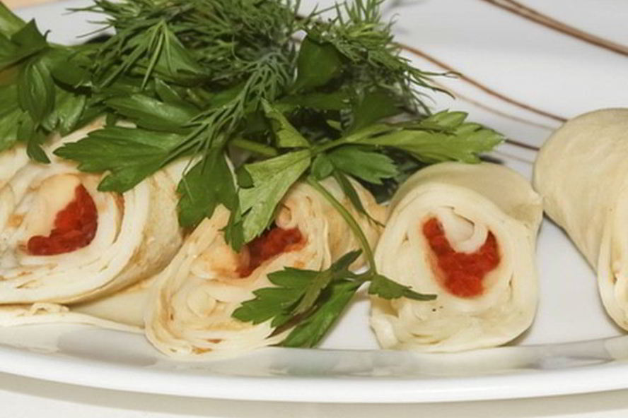 Рецепт нежные роллы из блинов и красной икры