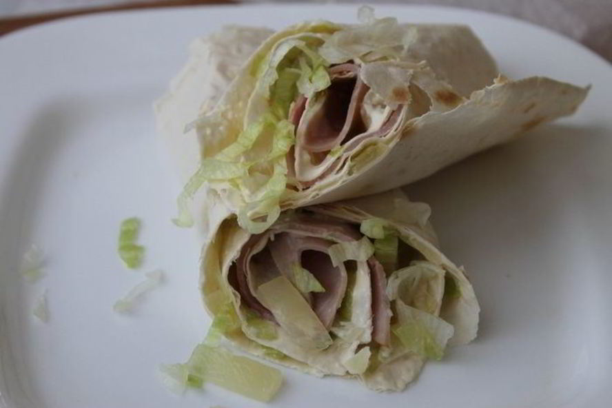 Рецепт нежные роллы с ананасами и ветчиной