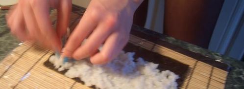 ролл калифорния с лососем. Шаг 2