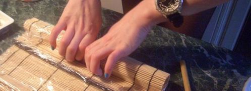 ролл калифорния с лососем. Шаг 3