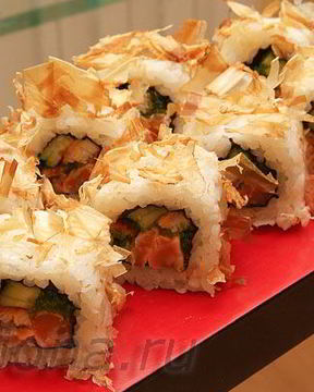 Ролл в стружке тунца Бонито