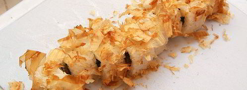 ролл в стружке тунца бонито. Шаг 14