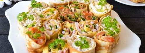 роллы из блинчиков с разной начинкой. Шаг 16