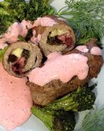 Роллы из телятины с клубничным соусом