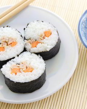 Роллы с консервированным тунцом