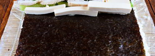 роллы с огурцом, курицей и тофу. Шаг 10