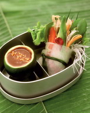 Роллы с овощами из рисовой бумаги с арахисовым соусом