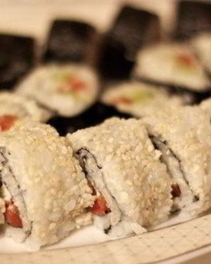 Роллы с семгой и авокадо