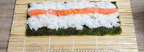 роллы с семгой сяке маки. Шаг 2