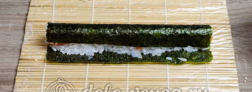 роллы с семгой сяке маки. Шаг 3