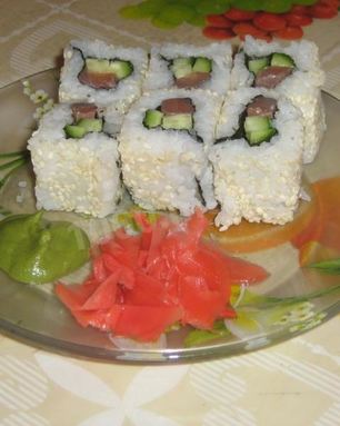 Роллы урамаки рисом наружу