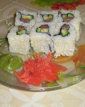 Роллы урамаки рисом наружу