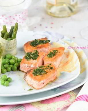 Семга с соусом эскарго и овощными роллами