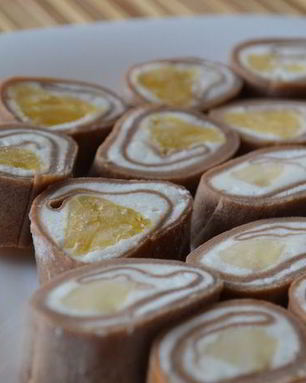 Сладкие блинные роллы с творогом и фруктами