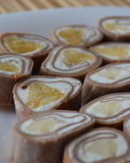 Сладкие блинные роллы с творогом и фруктами